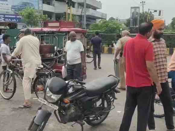 मौके पर लगी लोगों की भीड़