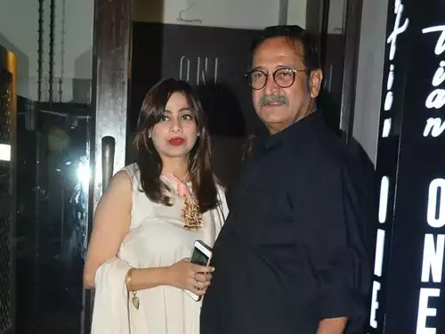 महेश मांजरेकर और उनकी पत्नी मेधा मांजरेकर।