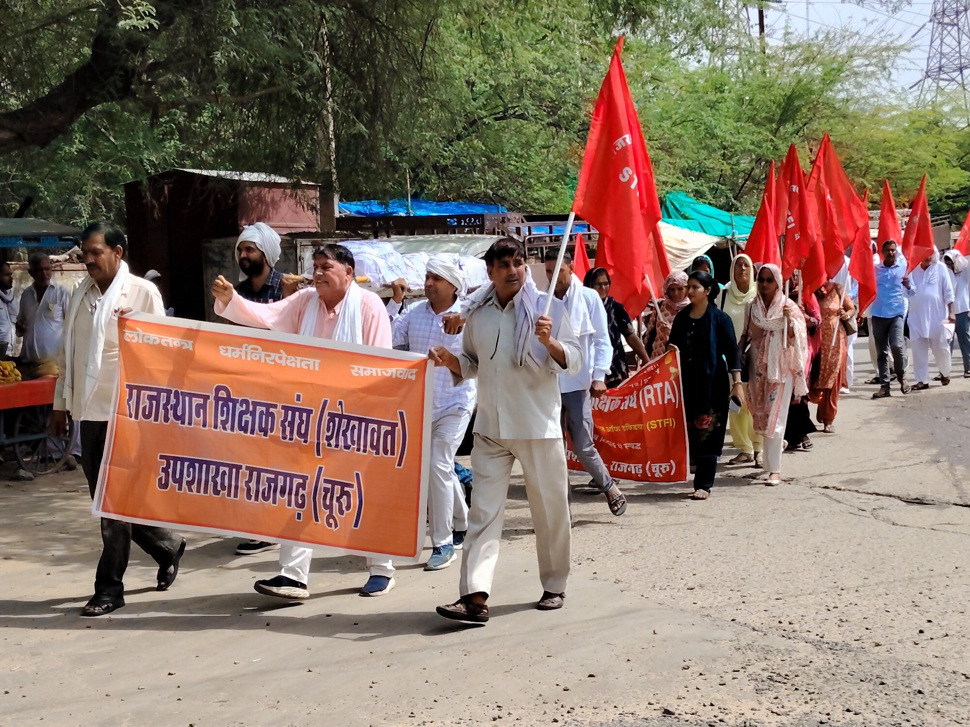 टीचर्स ने रैली निकालकर विरोध जताया।