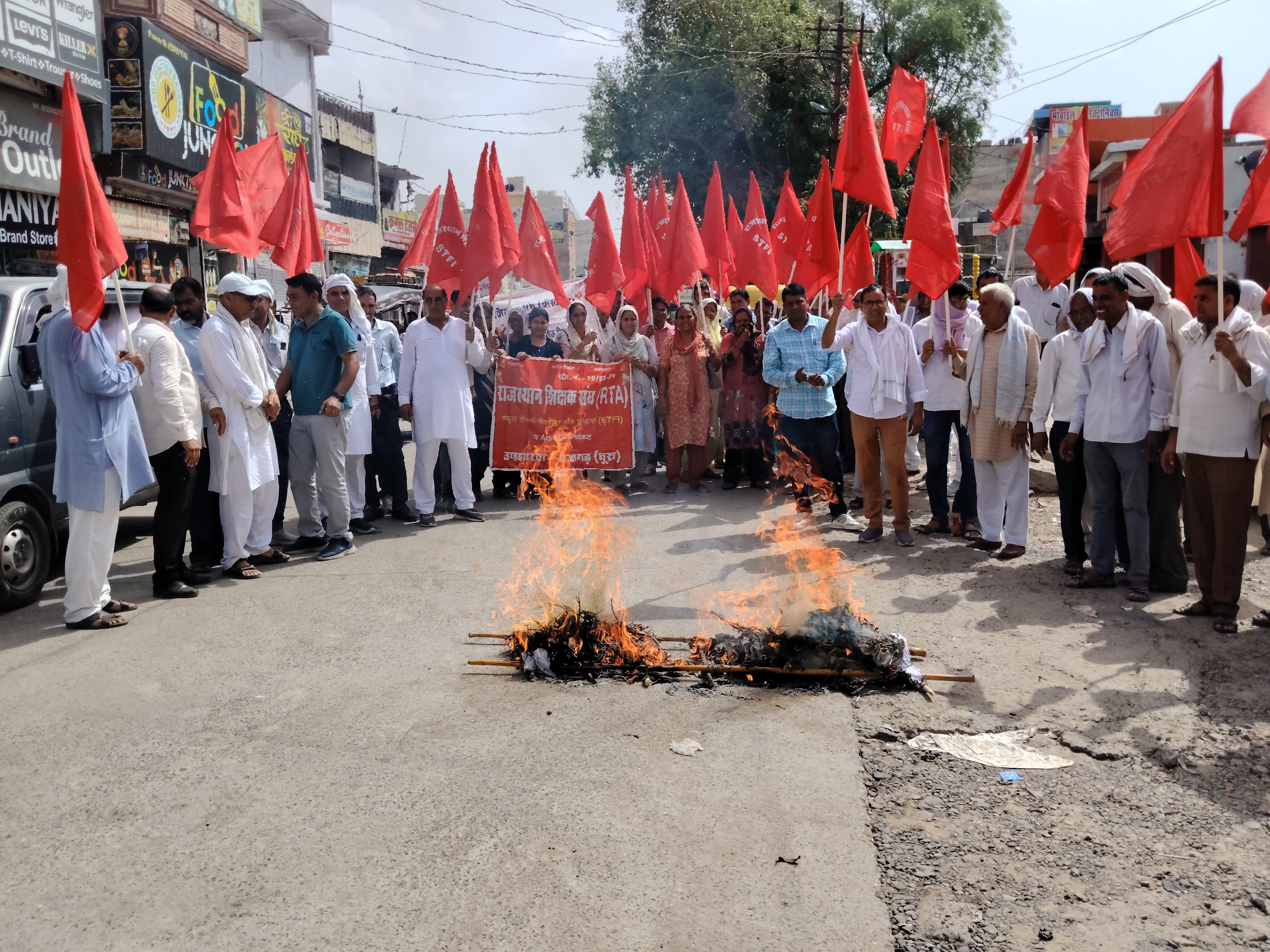 तबादला नीति का विरोध किया, मुख्यमंत्री के नाम एसडीएम को ज्ञापन सौंपा