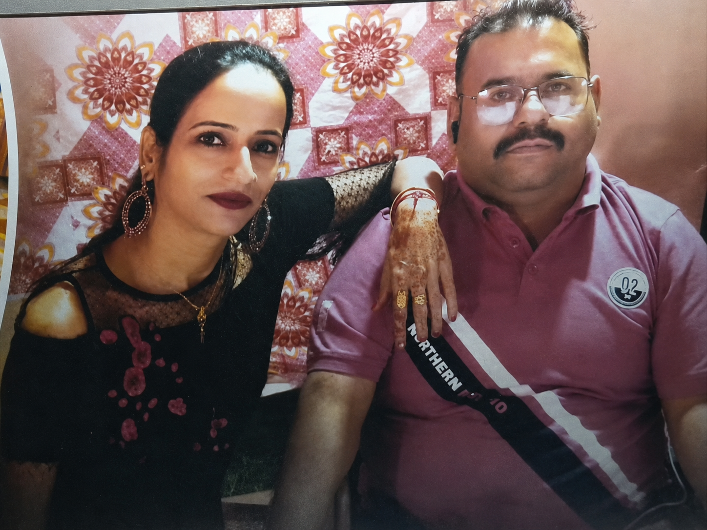 पति प्रदीप कालड़ा (दाएं) के साथ पत्नी नीतू कालड़ा (बाएं)। - फाइल फोटो