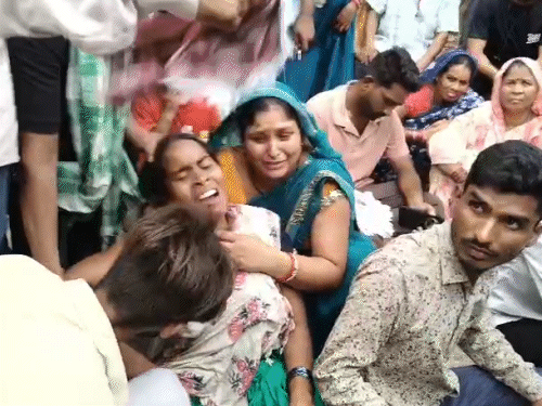 परिजनों ने शव रखकर सुधार गृह का घेराव कर दिया।