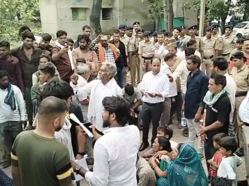 परिजनों ने सुधार गृह के अधिकारियों पर गंभीर आरोप लगाए हैं।