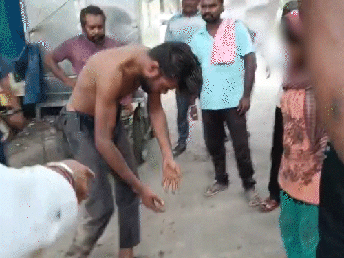 आरोपी से पीड़िता का पैर पकड़कर माफी भी मंगवाई गई।