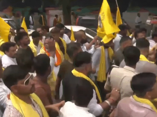 पैदल रोड शो करते प्रशांत किशोर नामांकन करने डीएम दफ्तर पहुंचे।