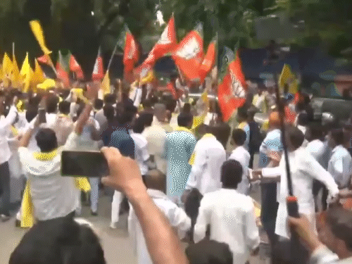 रोड शो के दौरान बीजेपी और जनसुराज के कार्यकर्ता आमने-सामने आ गए। दोनों तरफ से जमकर नारेबाजी हुई।