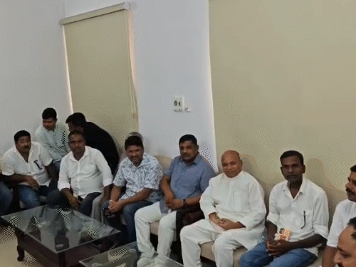27 जून की सुबह RCP सिंह नीतीश कुमार से मिलने पहुंचे थे। पहले उनको इंतजार कराया गया। बाद में बवाल बढ़ा तो अंदर एंट्री दी गई।