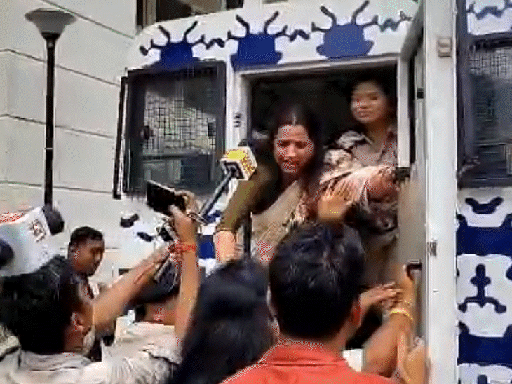 पुलिस ने वीणा मानवी को अरेस्ट करके ले जाती हुई।