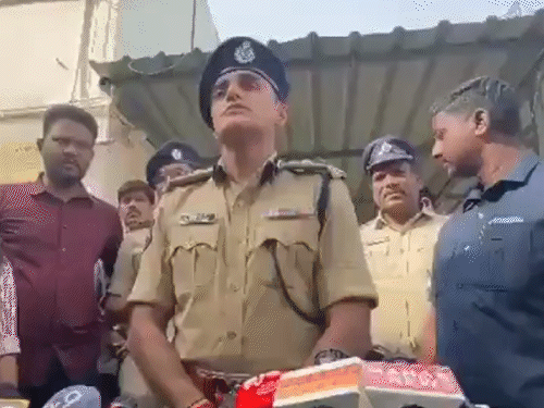 आरोपी का शव मिलने के बाद रंगारेड्डी पुलिस ने प्रेस कॉन्फ्रेंस की.
