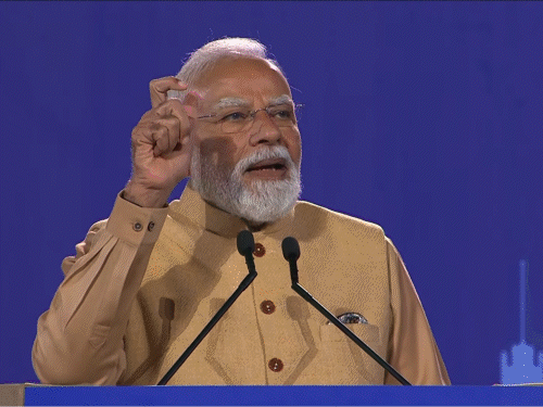 मोदी ने 9 जुलाई को मेलबर्न में भारतीयों को संबोधित किया। इस दौरान उनकी अपील पर वहां मौजूद लोगों ने ऑस्ट्रेलियाई पीएम के सम्मान में मोबाइल की फ्लैश लाइट जलाई। - Dainik Bhaskar