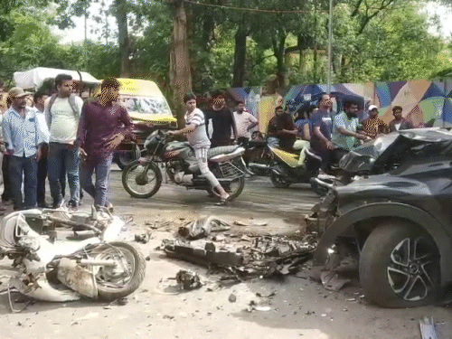 कार छोड़कर उसमें सवार लोग भाग गए।