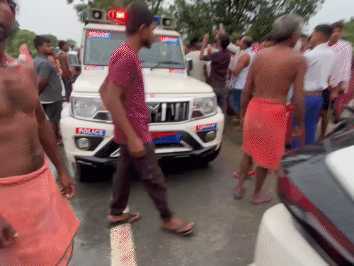 घटना के बाद मौके पर पहुंचे ग्रामीणों ने पुलिस की गाड़ी को घेर लिया और हंगामा करने लगे।