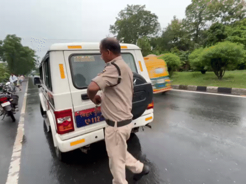 जांच के दौरान पुलिस को मौके से ASI की पिस्टल मिली। साथ ही गाड़ी से शराब की बोतलें भी बरामद की गई।