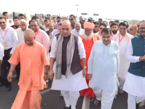 डिप्टी सीएम ब्रजेश पाठक और सांसद साक्षी महाराज भी कार्यक्रम में थे।