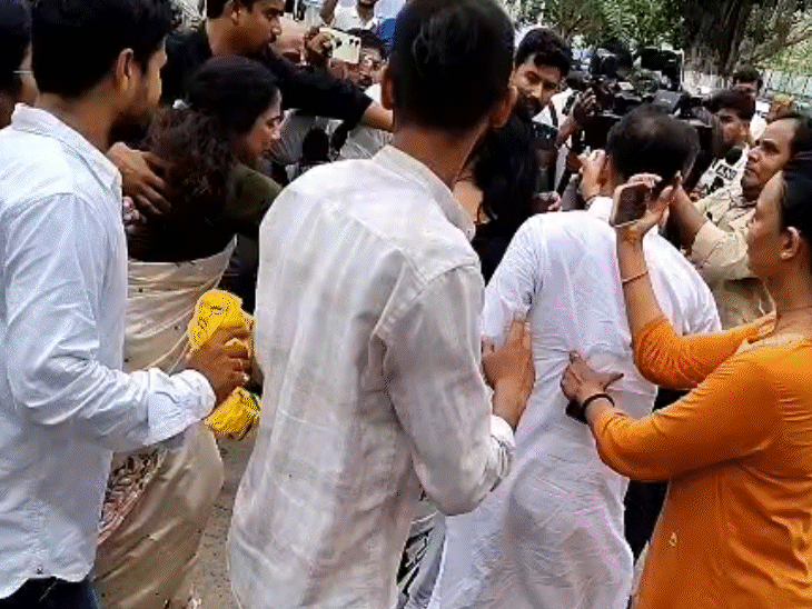 डीएम ऑफिस के परिसर में पुलिस को देखकर भागतीं दिखीं तेजप्रताप की कैंडिडेट वीणा मानवी।