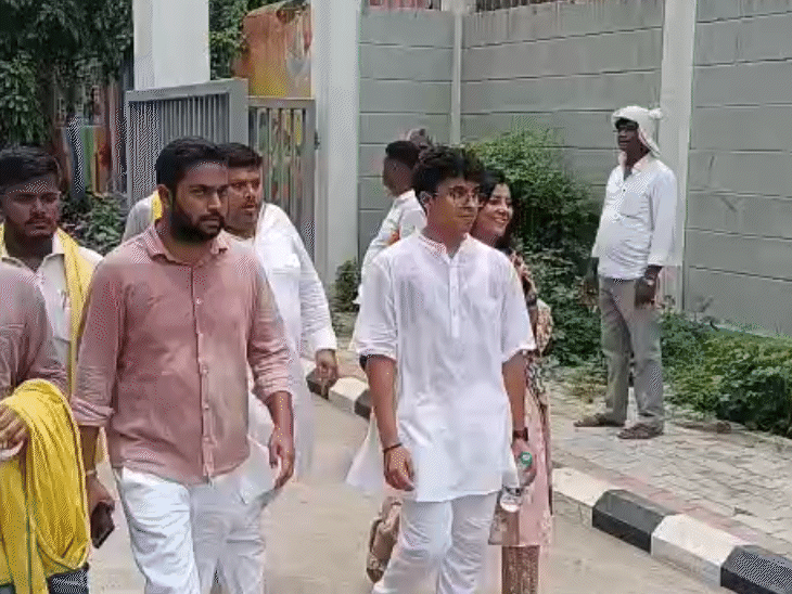 प्रशांत किशोर के नामांकन में उनकी पत्नी और बेटे भी शामिल हुए।