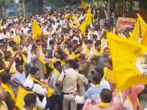 पीके के नामांकन के दौरान बड़ी संख्या में उनके समर्थक दिखे।