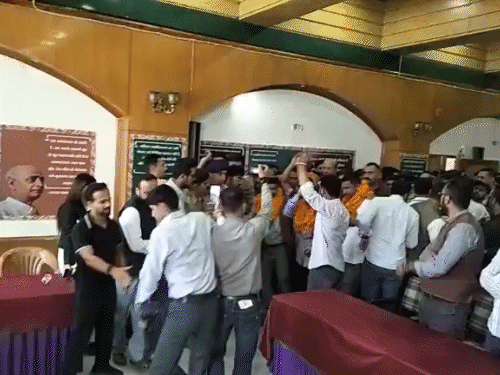 राजीव भवन शिमला में एनएसयूआई और यूथ कांग्रेस के कार्यक्रम के लिए जाते हुए सीएम सुक्खू।