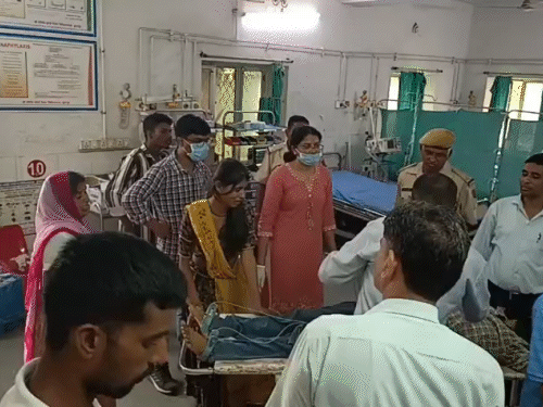 कीर्ति कुमार अपने घर के पास ही फंदे पर लटका मिला था। उसे डूंगरपुर अस्पताल में जांच के बाद उसे मृत घोषित कर दिया गया था।
