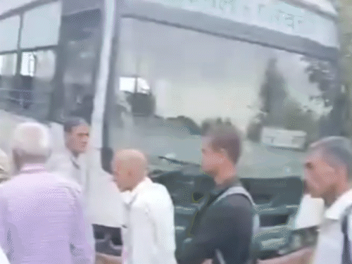 HRTC बस हवा में लटकने के बाद उतरे यात्री।