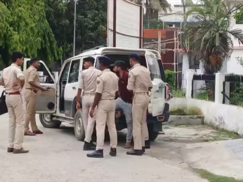 मो. अहद को गिरफ्तार करने के बाद पुलिस उसे थाने ले गई। NIA की टीम उससे पूछताछ कर रही है।