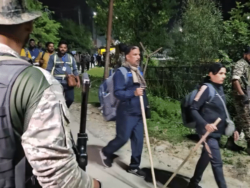 श्रद्धालु बालटाल मार्ग से पवित्र अमरनाथ गुफा की ओर रवाना होते हुए।