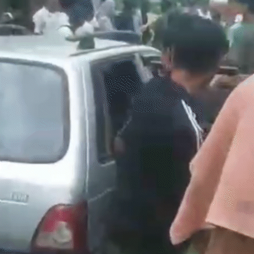 पूरे इलाके से लोग अपने वाहन लेकर जवानों की मदद के लिए पहुंचे