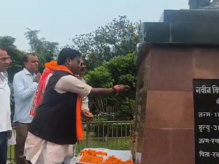 नामांकन से पहले नितिन नवीन के पिता स्व. नवीन सिन्हा को श्रद्धांजलि दी।