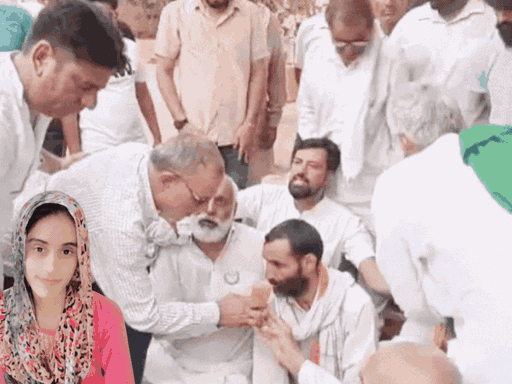 29 जून को मनीषा के पिता संजय को जूस पिलाकर अनशन खत्म कराते ग्रामीण (फाइल फोटो)।