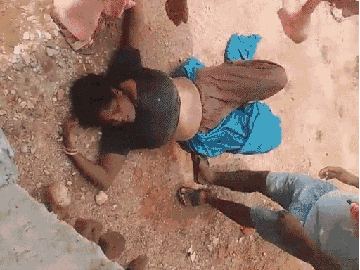 आरोपियों ने महिला पर लाठी-डंडों से हमला कर दिया। उसकी मौत हो गई।