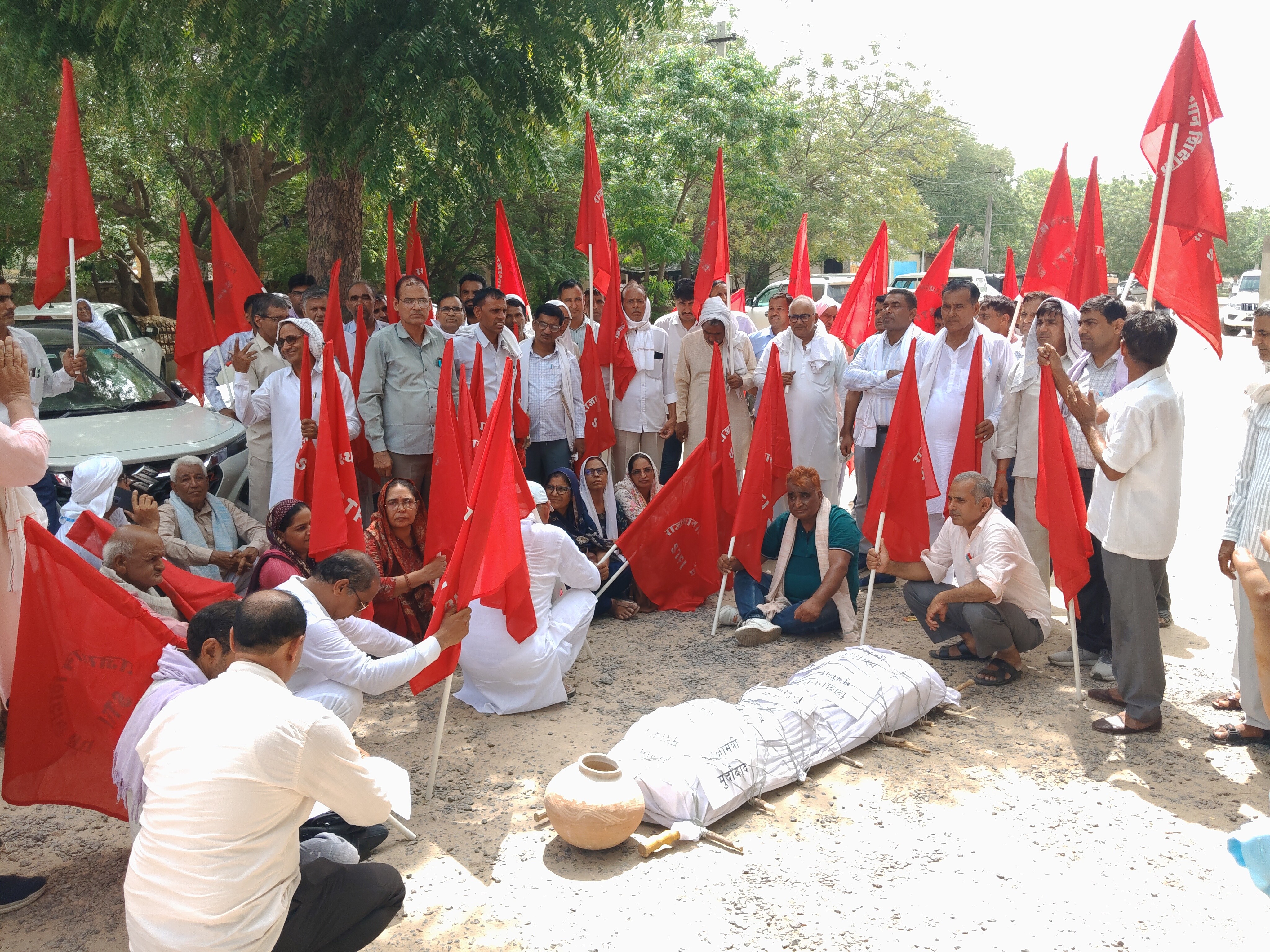 टीचर्स ने शवयात्रा निकाली।