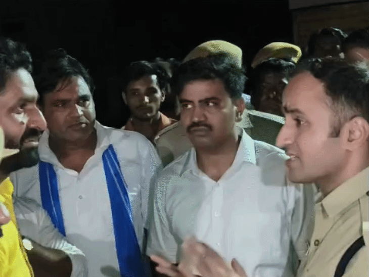 धौलपुर कलेक्टर श्रीनिधि बीटी और एसपी ने 12 जुलाई की आधी रात को गजपुरा चौराहे पर प्रदर्शनकारियों के साथ बातचीत की थी।