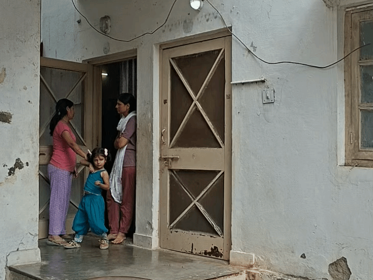 उर्मिला के घर पर परिवार के सदस्य और बच्चे।