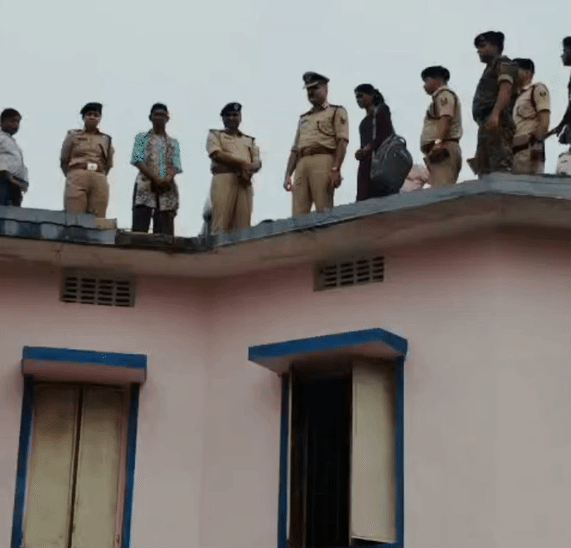 एसआईटी टीम को लीड कर रहे विकास वैभव और उनकी टीम ने कस्तूरबा गांधी आवासीय स्कूल की छत पर जाकर पूरे कैंपस की जांच की थी।