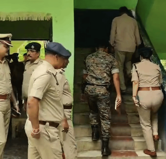 स्कूल की बिल्डिंग में जाती विकास वैभव की टीम।