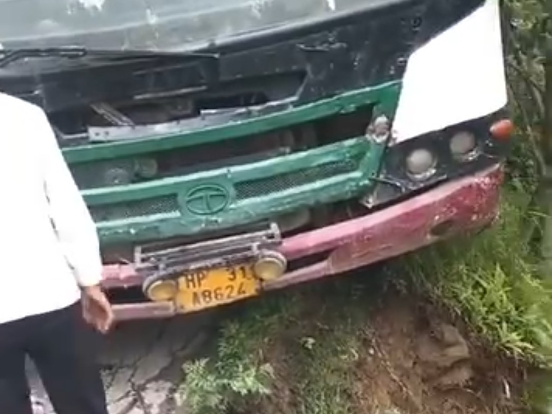 HRTC बस के अगले टायर का डंगा धंसा।
