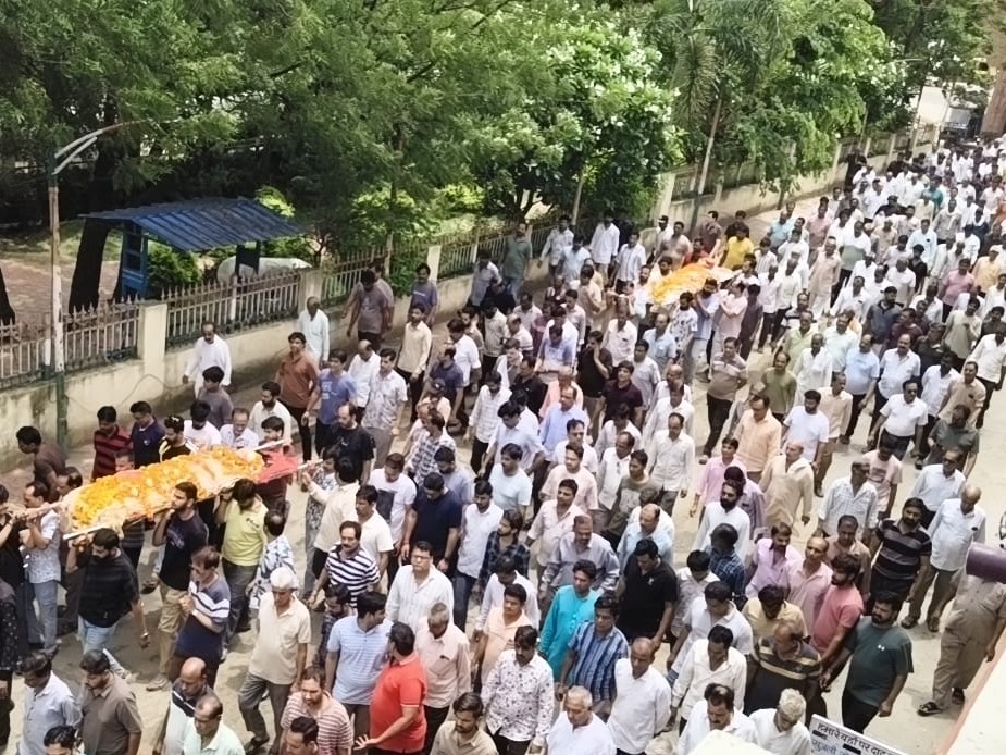 सोमवार सुबह घर से मां-बेटे की अर्थी एक साथ निकाली गई।