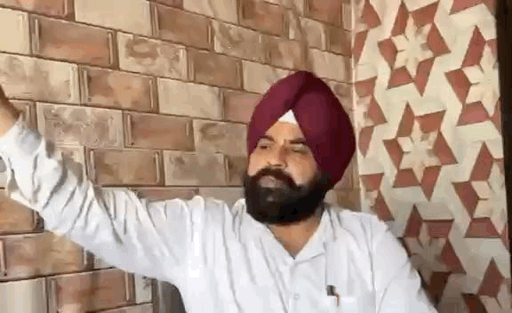 जानकारी देते हुए आप सरपंच