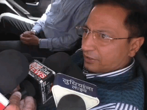 स्कूल प्रिंसिपल पंकज जोशी जानकारी देते हुए।