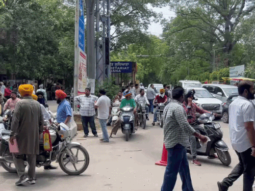 प्रदर्शन के कारण मौके पर लगा जाम।