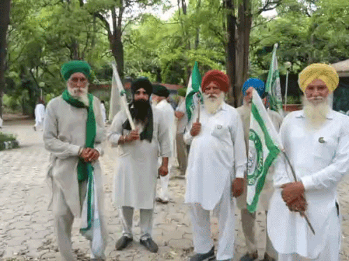 किसान विरोध-प्रदर्शन करते हुए।