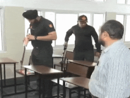 मोहाली के फेज-6 स्थित शिवालिक पब्लिक स्कूल में जांच करती हुई टीम।