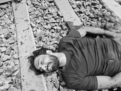 रेलवे ट्रैक पर श्रेष्ठ मलिक शव।
