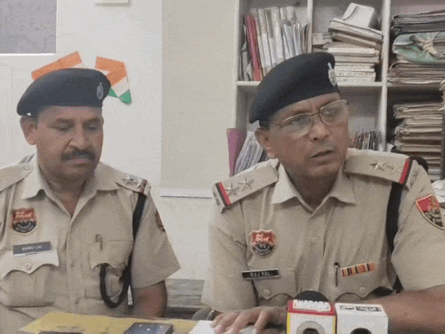 मामले की जानकारी देते जांच अधिकारी।
