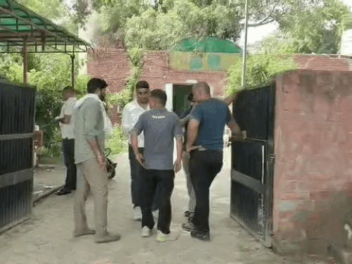 मुरथल थाना पुलिस ने शवों को कब्जे में लेकर पोस्टमार्टम की कार्रवाई शुरू कर दी है और ट्रक ड्राइवर की तलाश की जा रही है।