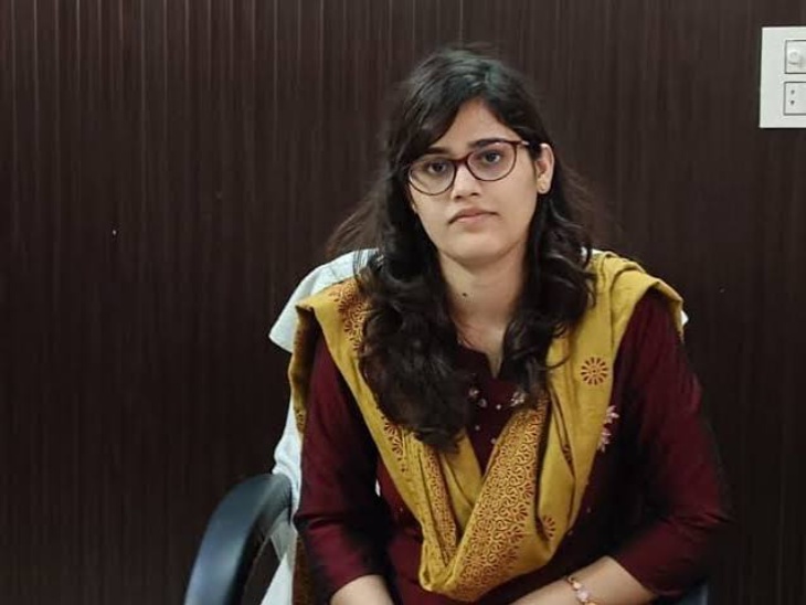 सामूहिक नकल पकड़ने के दौरान गरिमा सौनकिया सुर्खियों में आईं थीं। परीक्षा केंद्र पर उनके साथ बदसलूकी की गई थी और मोबाइल तोड़ दिया गया था।