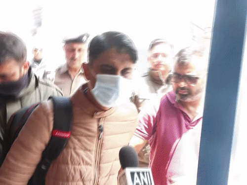 बद्रीनाथ पोलीस चौकीच्या आत वैयक्तिक सहाय्यक प्रमोद नौटियाल यांची चौकशी सुरू आहे.