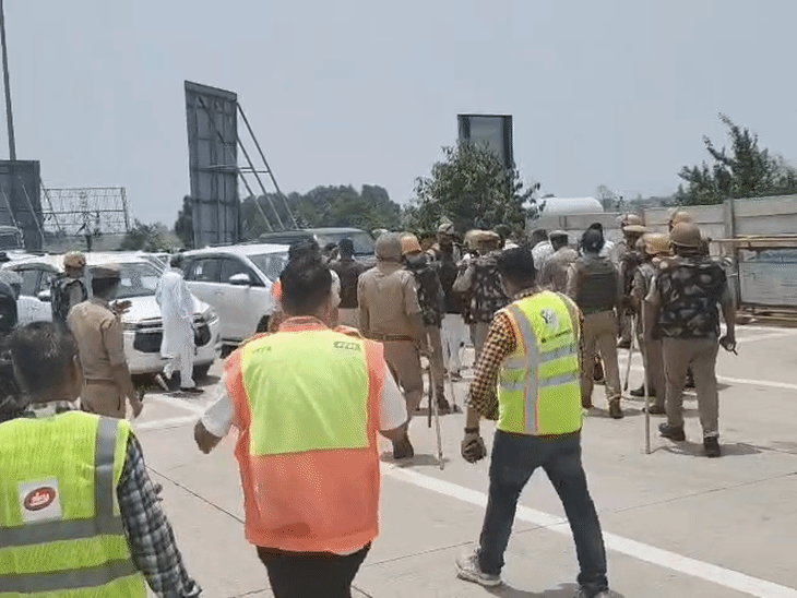 मेरठ के काशी टोल प्लाजा पर पुलिस ने कांग्रेस डेलीगेशन को रोक लिया।