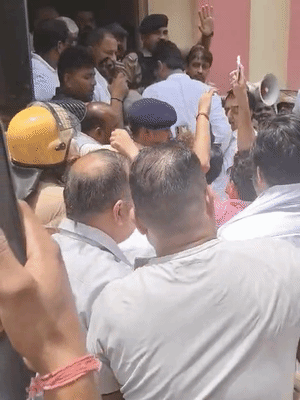 कांग्रेस कार्यकर्ताओं ने टोल प्लाजा पर जमकर नारेबाजी की।