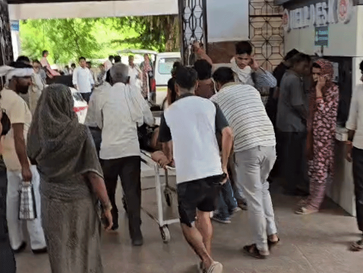 घायलों को इलाज के लिए अस्पताल लाया गया है